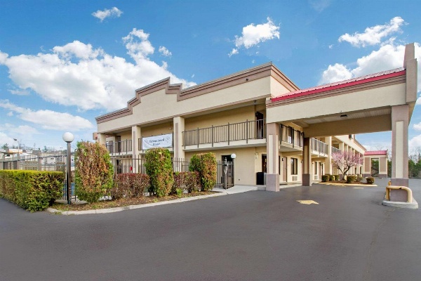 Econo Lodge Lenoir City image 7