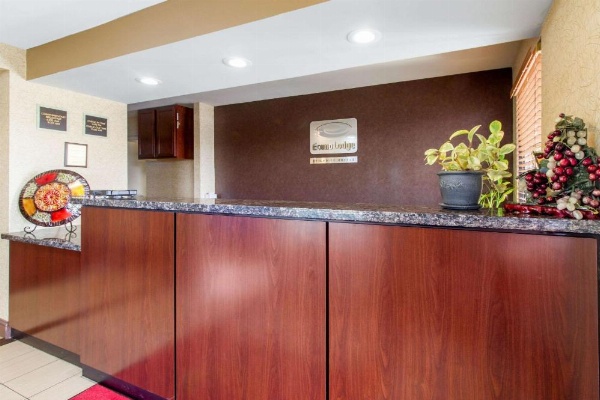 Econo Lodge Lenoir City image 8